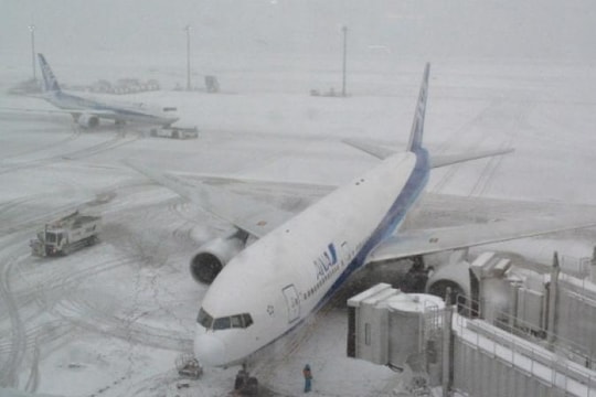 Bão tuyết làm tê liệt sân bay Shin Chitose, hàng trăm chuyến bay bị hủy