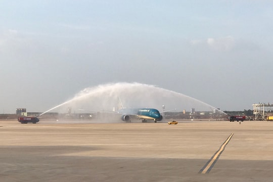 Hình ảnh Boeing 787-9 của Vietnam Airlines hạ cánh ở sân bay Long Thành