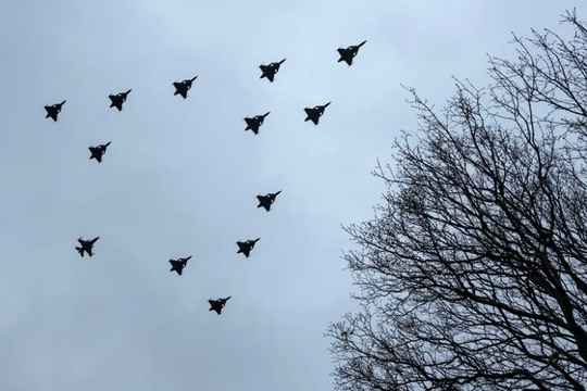 Chiến đấu cơ Thụy Điển - Đan Mạch trình diễn đội hình cây thông Noel