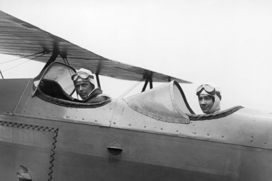 Chuyện tình trắc trở của cặp đôi làm thay đổi lịch sử hàng không