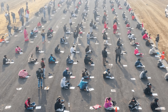 Đường băng Ấn Độ biến thành phòng thi cho 8.000 thí sinh