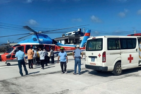 Trực thăng đưa thầy giáo bị đột quỵ ở đảo Phú Quý vào đất liền cấp cứu