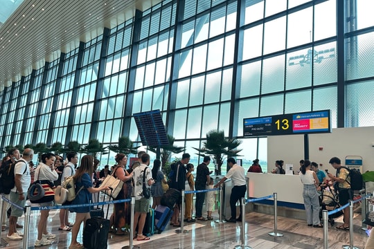 Sân bay Quốc tế Tân Sơn Nhất nhộn nhịp ngày đầu năm