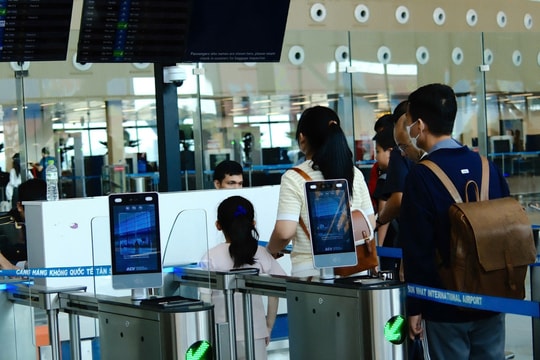 Người dân trở lại TP.HCM sau kỳ nghỉ Tết Dương lịch, Tân Sơn Nhất đón khách kỷ lục