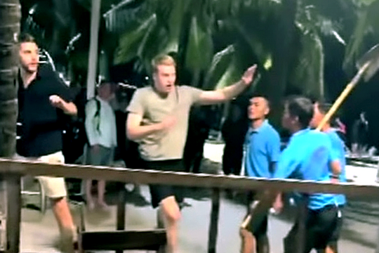 Du khách nước ngoài bị đe dọa ở bãi biển Nha Trang