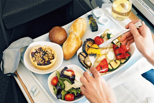 Tiếp viên Scoot biển thủ tiền bán đồ ăn trên máy bay suốt gần hai năm