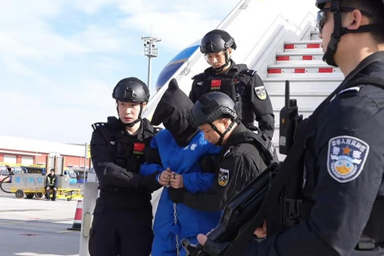 Chuyến bay dẫn độ 'trùm lừa đảo' Trần Chí