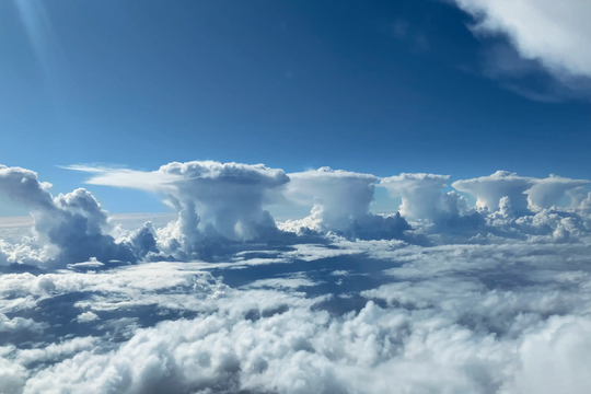 Phi công ghi lại cảnh mây giông hiếm thấy từ buồng lái