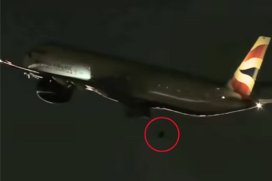 Máy bay Anh gặp sự cố rơi bánh đáp ngay sau khi rời đường băng