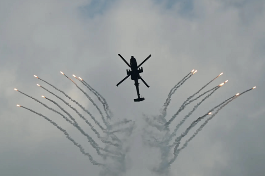 Mãn nhãn màn nhào lộn phối hợp của tiêm kích và trực thăng trên bầu trời Singapore