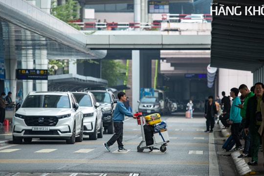 Hình ảnh thông thoáng bất ngờ tại sân bay Nội Bài chiều 25 Tết