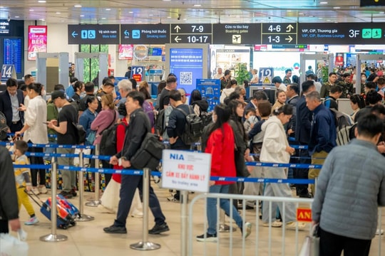 Sân bay Nội Bài bước vào cao điểm Tết Bính Ngọ, nhân viên trực xuyên lễ