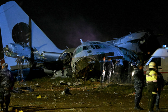 Máy bay trọng tải 20 tấn chở tiền bị rơi trên đại lộ, hơn 40 người thương vong