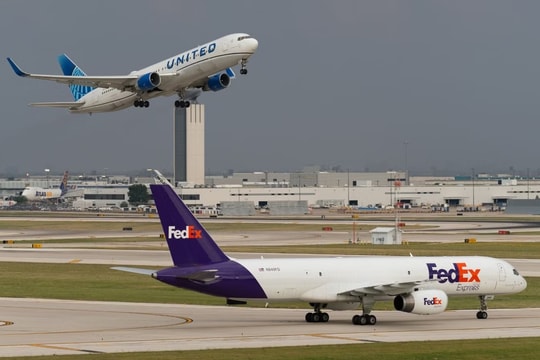 Quá tải hơn 3.000 lượt cất hạ/ngày, một sân bay Mỹ bị 'tuýt còi'