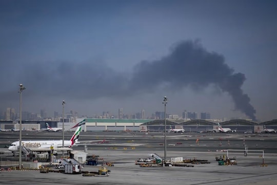 Không phận đóng cửa, UAE hỗ trợ tiền cho hơn 20.000 khách mắc kẹt