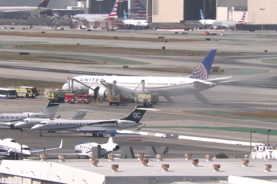 Máy bay Boeing lại gặp sự cố động cơ