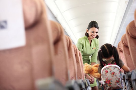 "Quy trình" phức tạp sau nụ cười của tiếp viên hàng không chào đón hàng khách lên máy bay