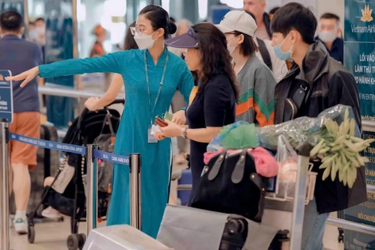 'Bóng hồng' thầm lặng góp sức giữ nhịp cho những chuyến bay