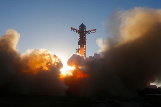 SpaceX nghiêng về niêm yết trên sàn Nasdaq 100 cho đợt IPO 'siêu khổng lồ'