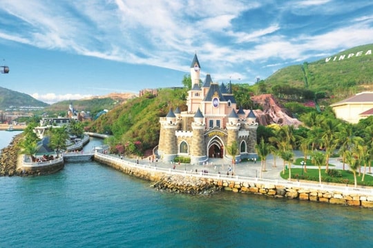 Tăng tải dịp nghỉ lễ vẫn không hạ nhiệt cơn 'sốt' vé bay đến Nha Trang