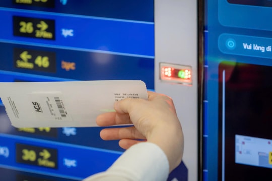 Hành khách chỉ cần "một chạm" để tra cứu hành trình tại sân bay Nội Bài