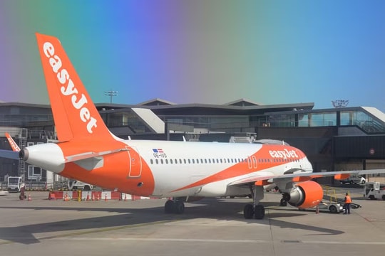 Máy bay Airbus A320 phải hủy hạ cánh khẩn cấp bởi sự cố pháo hoa đám cưới!