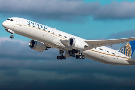 Máy bay Boeing 787-9 Dreamliner cháy động cơ phải hạ cánh khẩn cấp