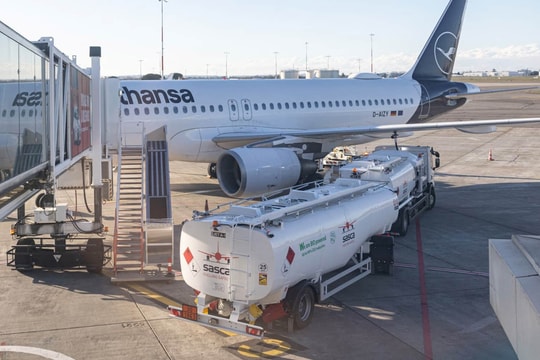 Hàng không thế giới mạnh tay cắt giảm chuyến bay vì bi quan nguồn cung nhiên liệu