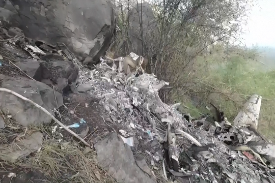 Hiện trường máy bay rơi khiến toàn bộ phi hành đoàn 14 người thiệt mạng tại Sudan