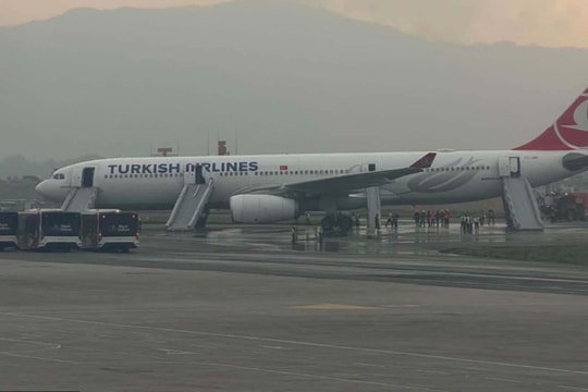 Máy bay Turkish Airlines nổ lốp khi hạ cánh, sơ tán khẩn cấp 278 hành khách