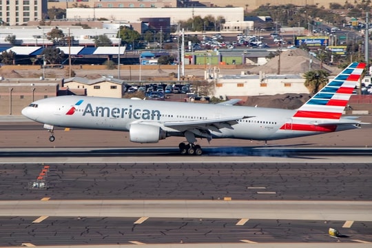 Máy bay Boeing 777 của American Airlines hỏng động cơ khi vừa cất cánh