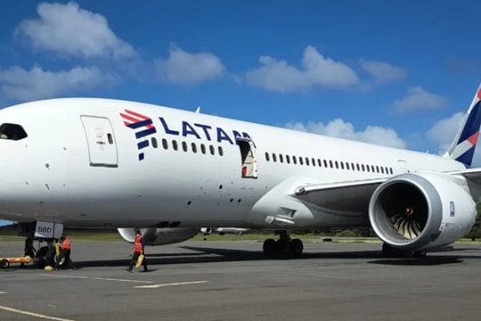 Máy bay Boeing 787 rách toạc cửa vì bị xe thang mặt đất húc trúng