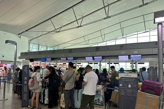 Mưa lớn tại TP.HCM, hàng loạt chuyến bay không thể hạ cánh xuống Tân Sơn Nhất