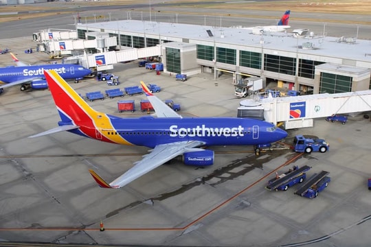 Hai máy bay Boeing 737 va chạm trên đường băng, hàng trăm khách bị ảnh hưởng