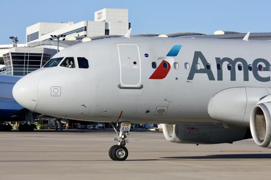 Máy bay American Airlines hủy cất cánh vì phản lực tư nhân chặn đường
