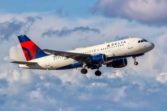 Máy bay Airbus A319 của Delta Air Lines bị pháo hoa bắn trúng khi hạ cánh