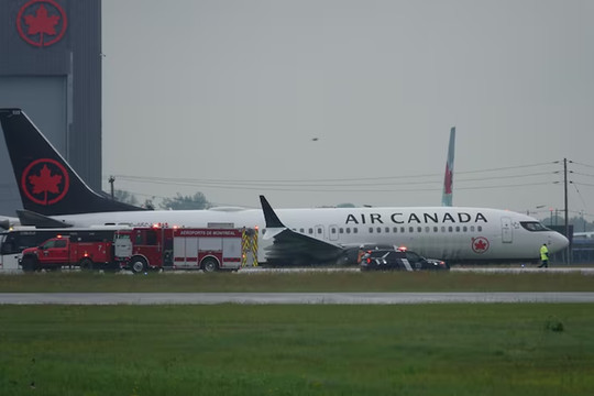 Boeing 737 MAX chở 156 khách của Air Canada trượt khỏi đường băng
