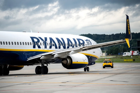 Cửa sổ Boeing 737 bị bung, hành khách của Ryanair suýt bị hút ra ngoài