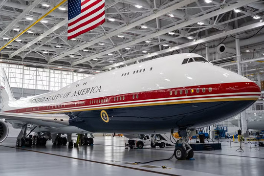 Chuyên cơ mới của ông Trump phải tạm ngừng khai thác để nâng cấp an ninh