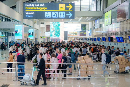 Hãng bay phải cử người hỗ trợ khách trước giờ đóng quầy 15 phút