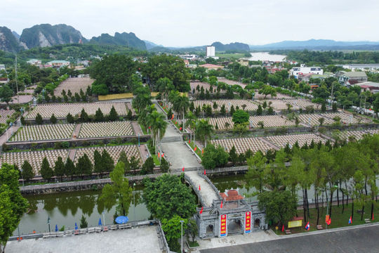 Xúc động giữa Nghĩa trang Liệt sĩ Quốc tế Việt - Lào: Nơi lưu giữ ký ức một thời 'hoa lửa'