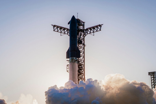 SpaceX gặp khó khi đưa Starship dài 52m từ đại dương vào bờ