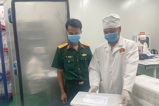 Hơn 2.300 mẫu sinh phẩm hài cốt liệt sĩ được vận chuyển ra Hà Nội bằng máy bay