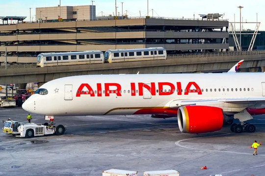 Thêm 2 phi công của Air India dính chất cấm