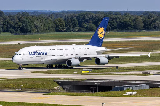 Airbus A380 của Lufthansa chở 351 khách gặp sự cố hạ cánh tại Munich
