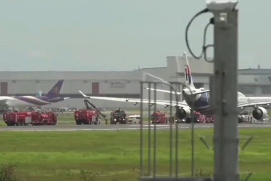 Chuyến bay chở 162 người của Malaysia Airlines gặp sự cố động cơ