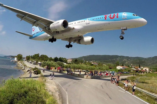 Boeing 767 gặp sự cố kỹ thuật, hai người bị thương khi ngắm máy bay