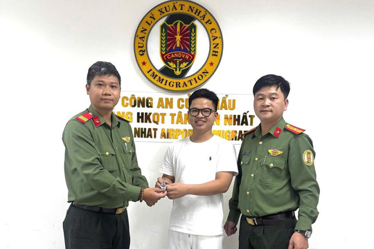 Trao trả hàng loạt tài sản giá trị bị bỏ quên tại Tân Sơn Nhất