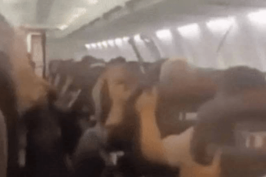 VIDEO: Khoảnh khắc chiếc Boeing 737 sập trần giữa không trung, hành khách hoảng loạn