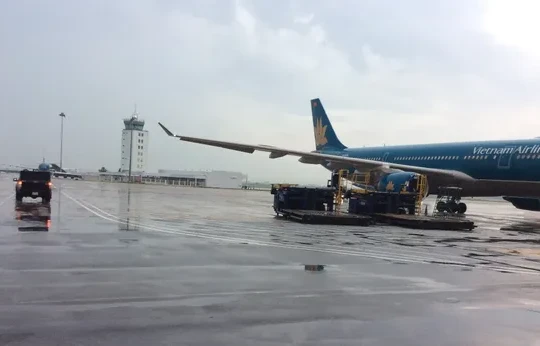 Thời tiết xấu tại TP.HCM, hành khách bay qua Tân Sơn Nhất cần lưu ý